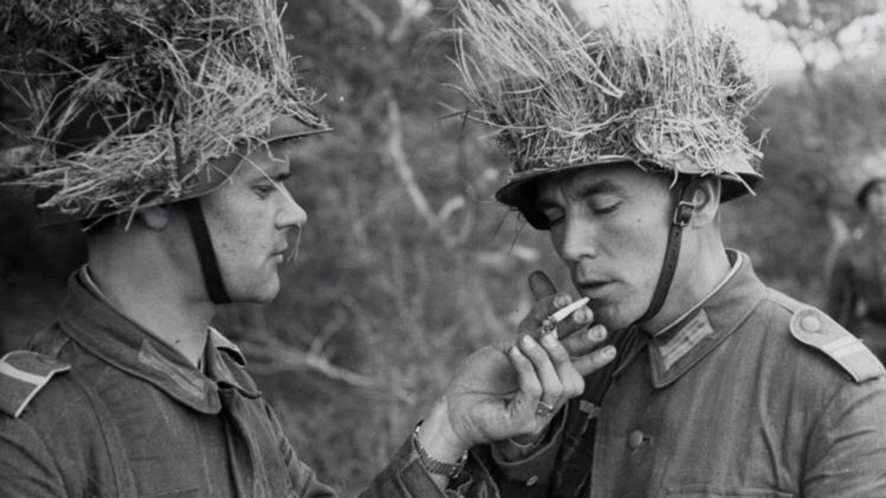 Wolga-Tataren ergens aan het front in Europa (foto: Bundesarchiv)