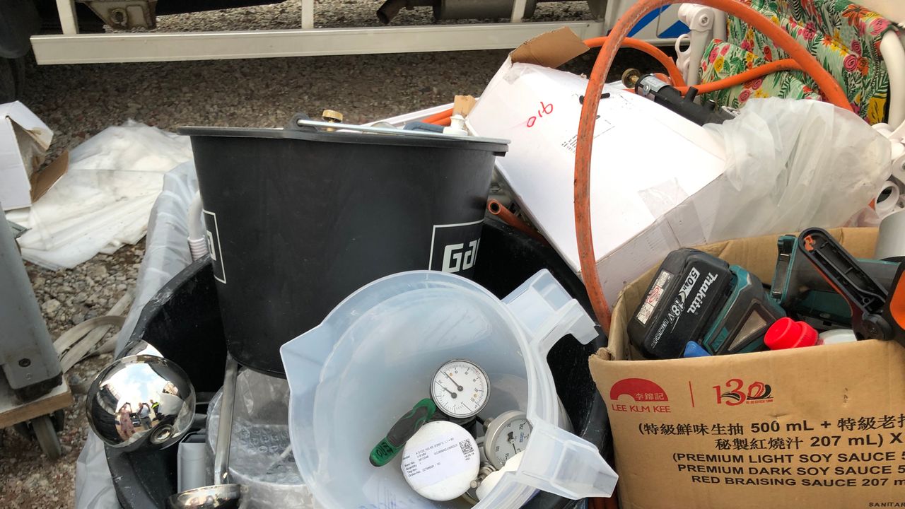 Fleurige tuinstoelen (rechtsboven) tussen de inbeslaggenomen spullen (foto: Willem-Jan Joachems) 