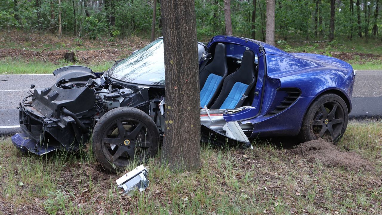 De auto  raakte een boom. (Foto: Sander van Gils / SQ Vision)