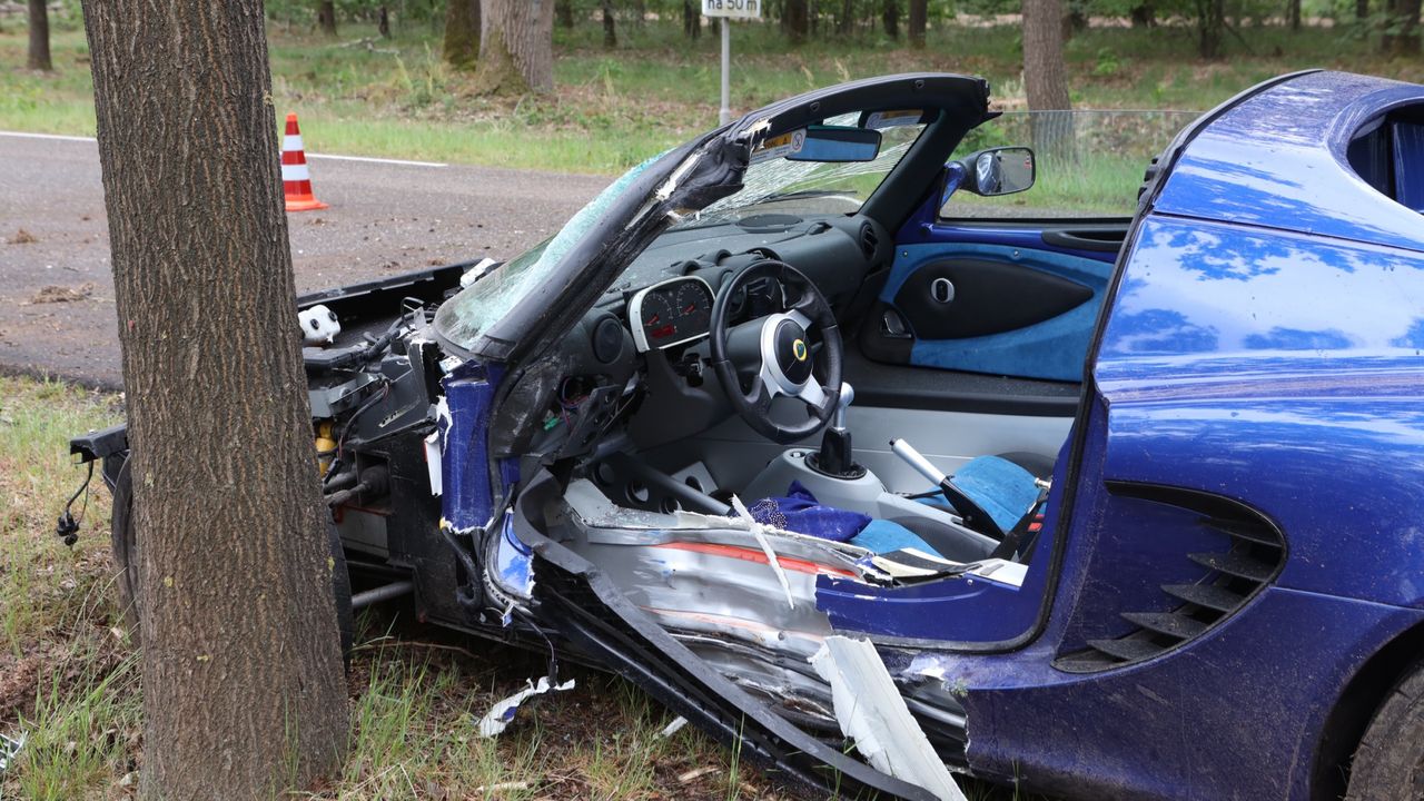 Vermoedelijk ging het mis tijdens een inhaalactie. (Foto: Sander van Gils / SQ Vision)
