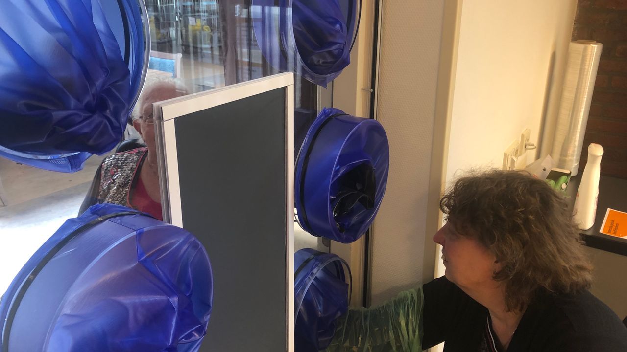 Marion Sanders praat met haar moeder via de knuffelmuur