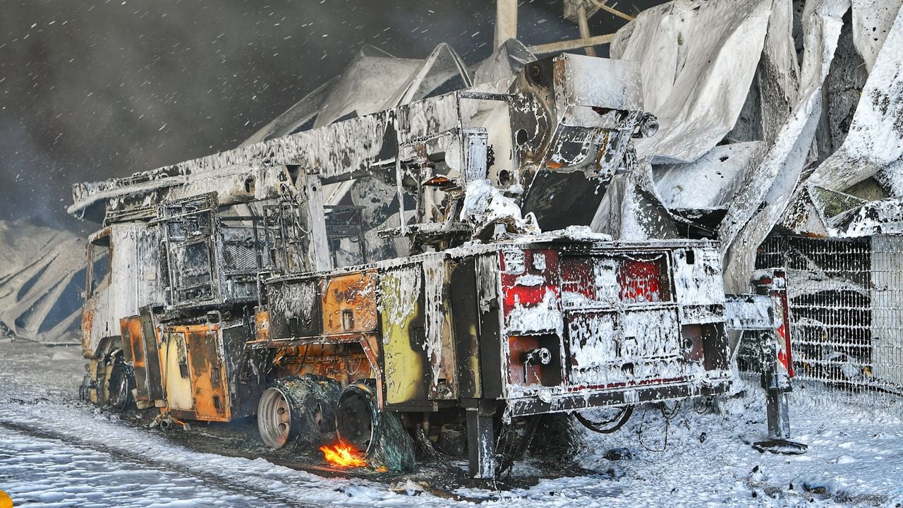 Ook een brandweerwagen moest het ontgelden. (foto: Rico Vogels/SQ Vision Mediaprodukties)