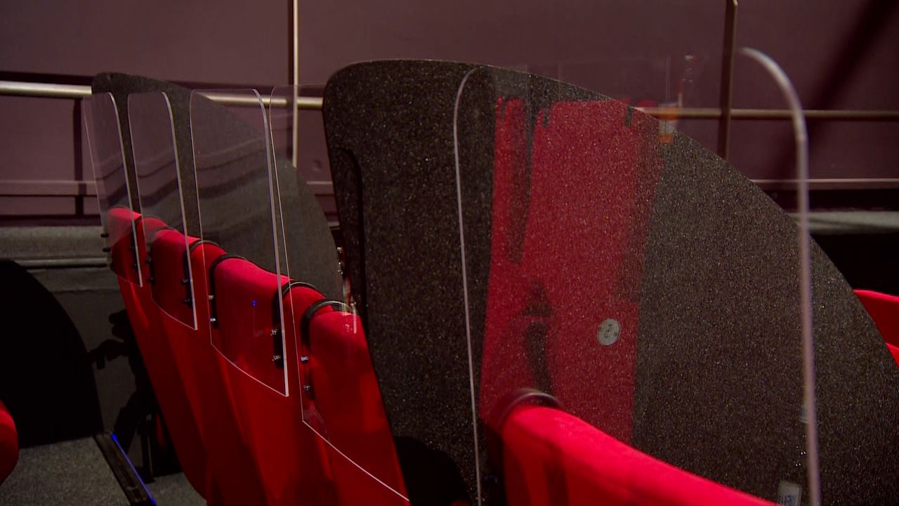 Achter elk stoel zijn schermen geplaatst. (foto: Omroep Brabant)