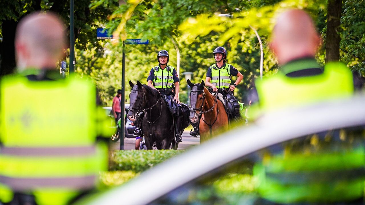 In de wijk is veel politie aanwezig. (foto: Sem van Rijssel/SQ Vision Mediaprodukties)