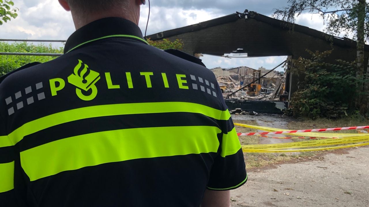 Politie bewaakt het complex