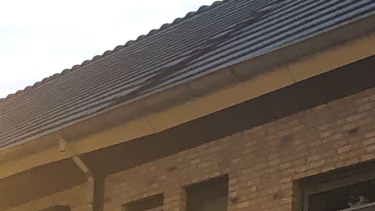 Op foto's is een beschadiging aan het dak te zien.