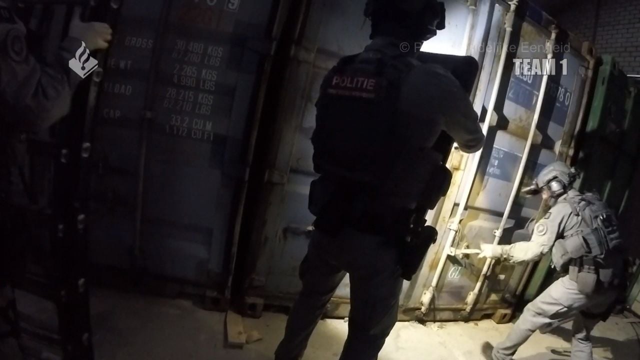 Het team opent een container (foto: politie).