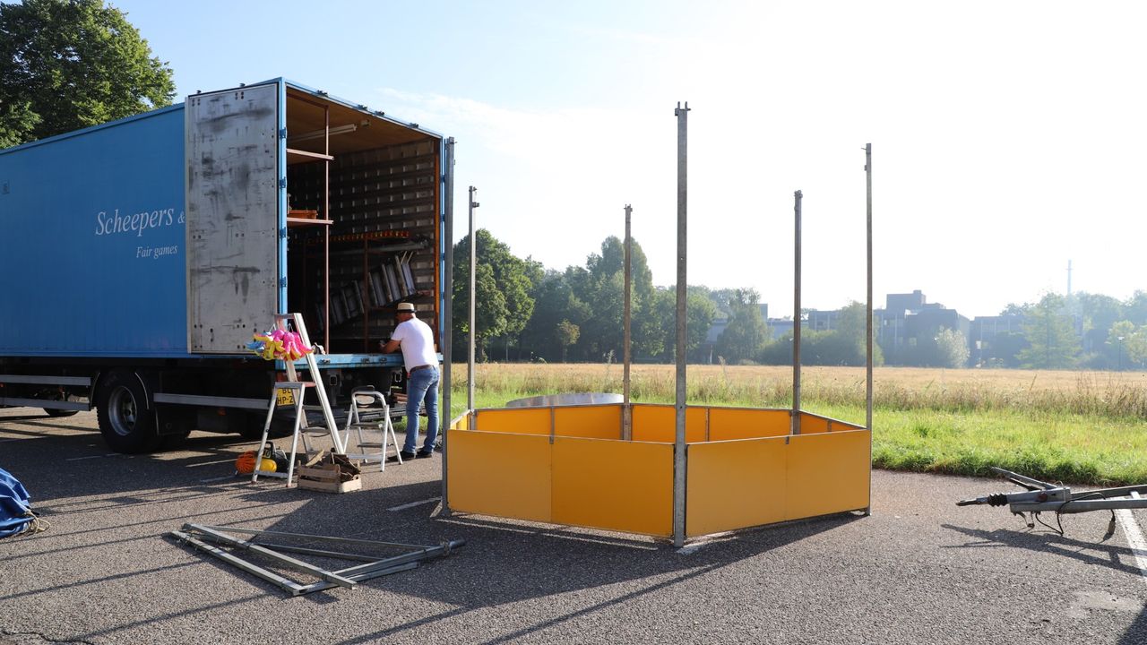 René Scheepers zet zijn attractie recht voor het gemeentehuis.