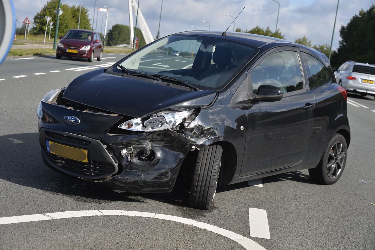 De personenauto was vooral beschadigd aan de voorkant (Foto: Perry Roovers / SQ Vison).).