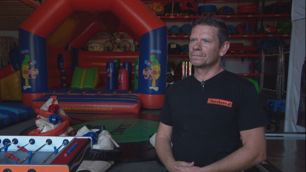 Jeffrey Heesbeen in een vol magazijn.