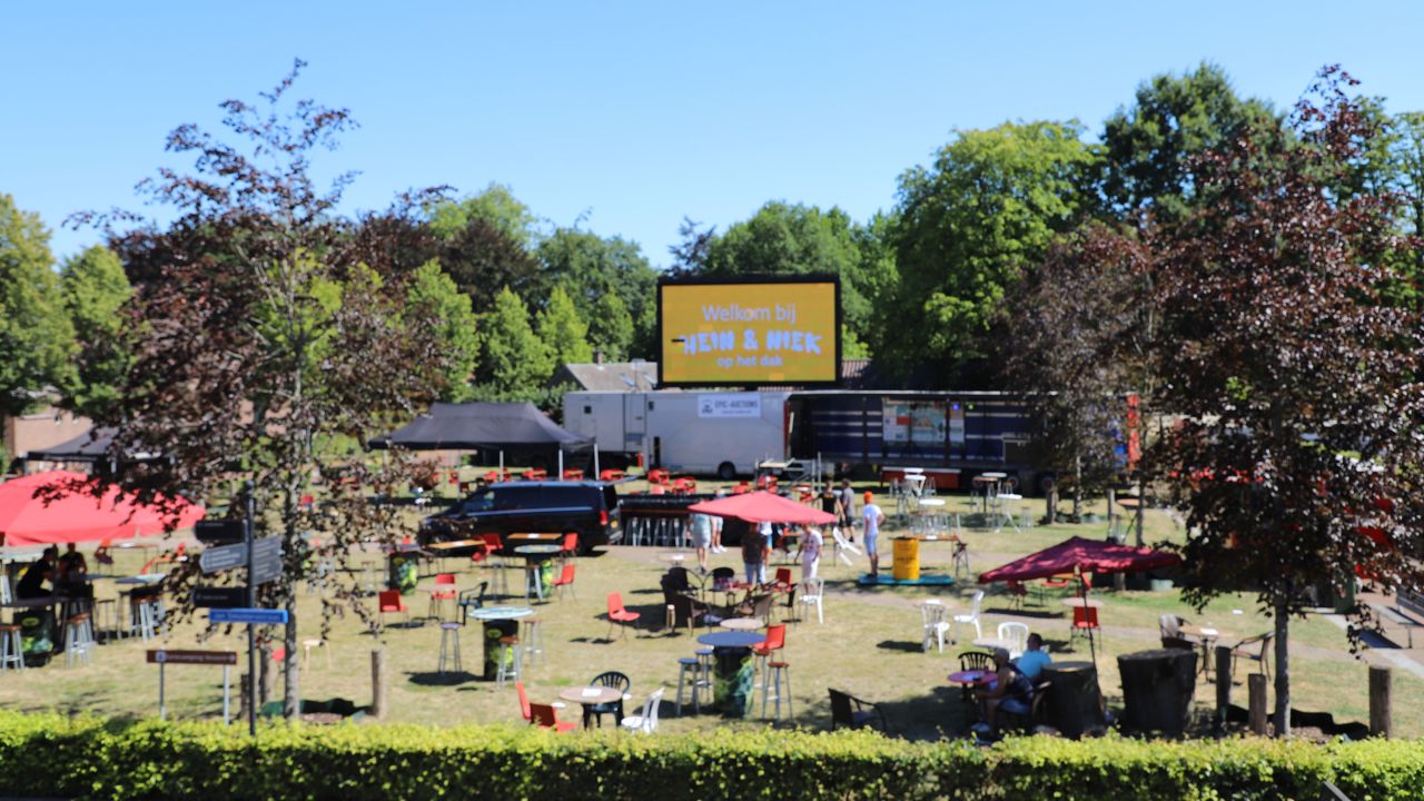 Het grote terras voor Hein en Niek hun dak.