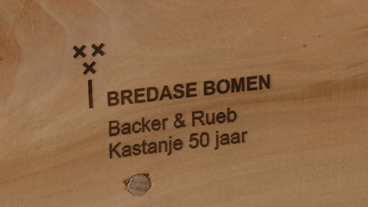 Het brandmerk vertelt van welke boom de picknickbank is gemaakt. (foto: Raoul Cartens)