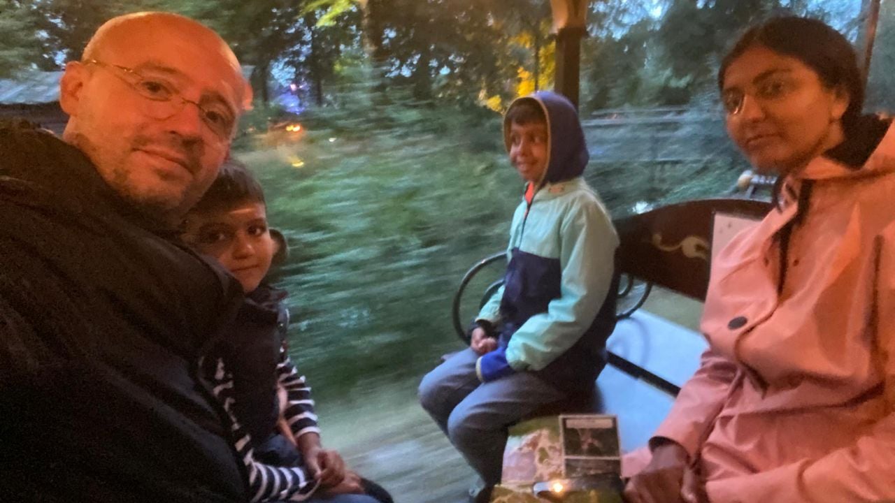 Het echtpaar deelt de post met deze foto op Facebook (foto: Liza Kurukulasuriya)