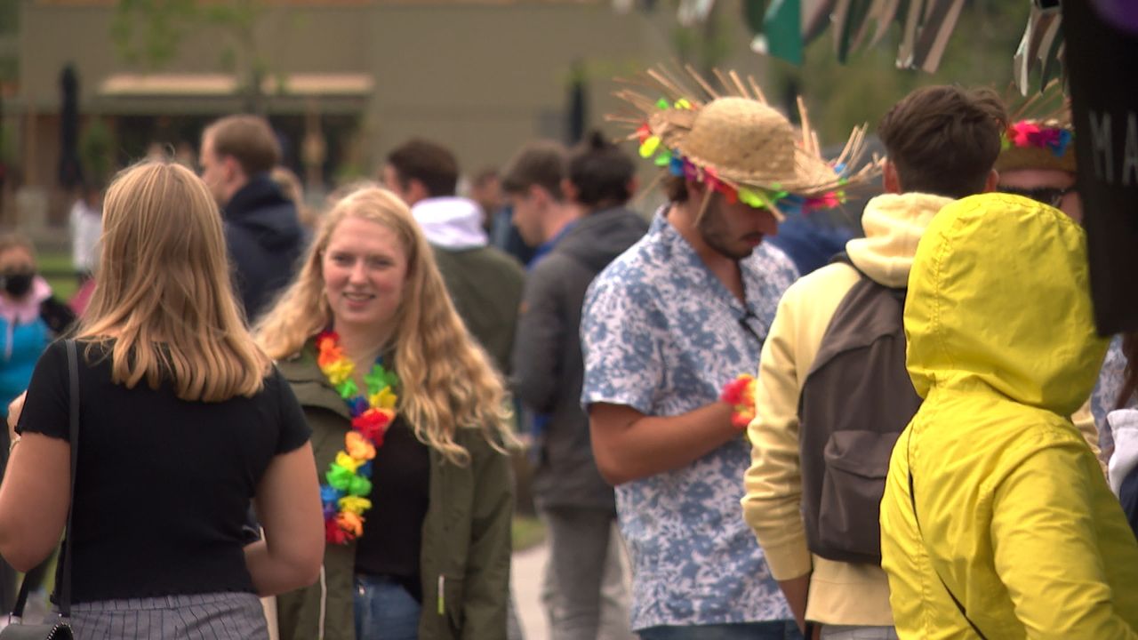 2500 studenten bezochten de infomarkt, verdeeld over de dag (foto: Omroep Brabant).