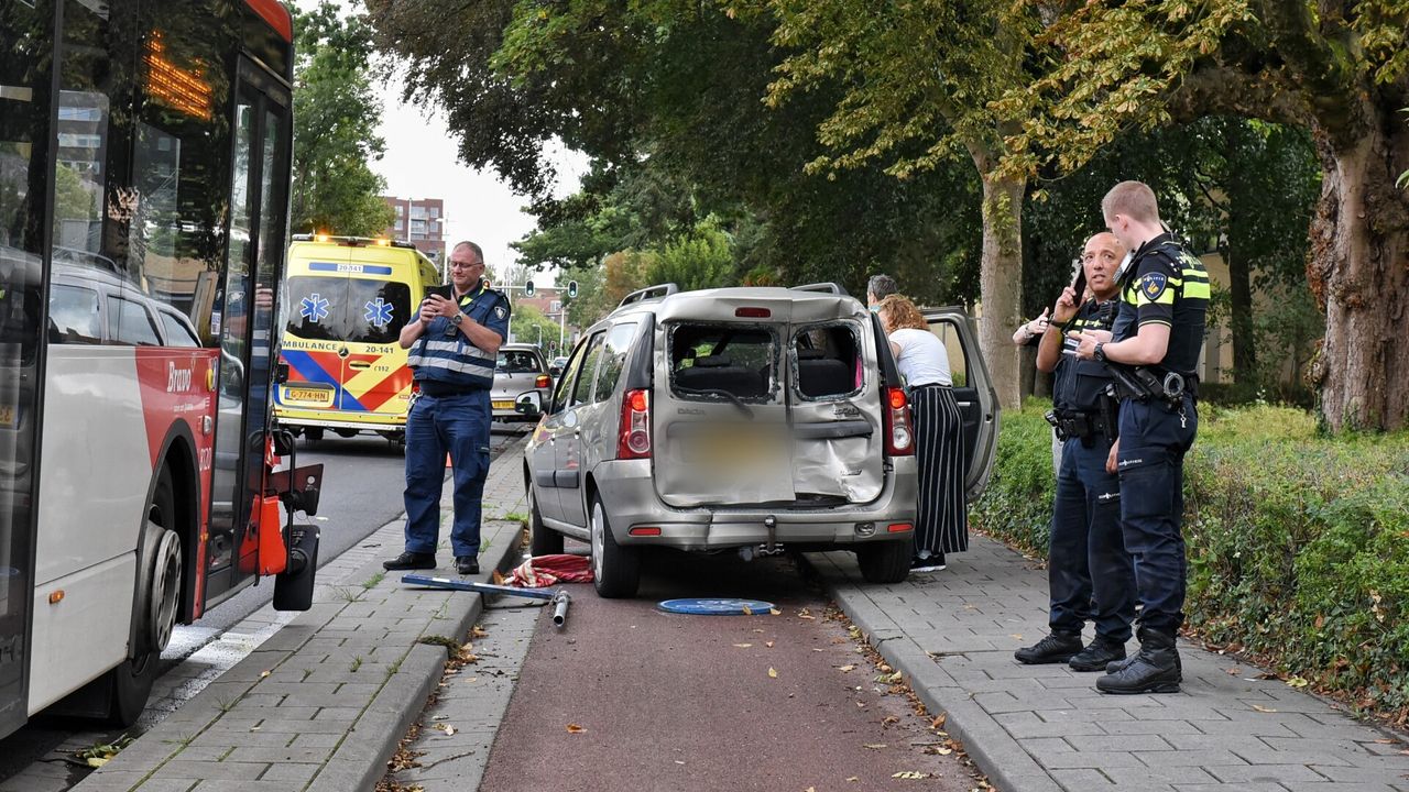 Ook de auto liep veel schade op. (Foto: Toby de Kort / SQ Vision)