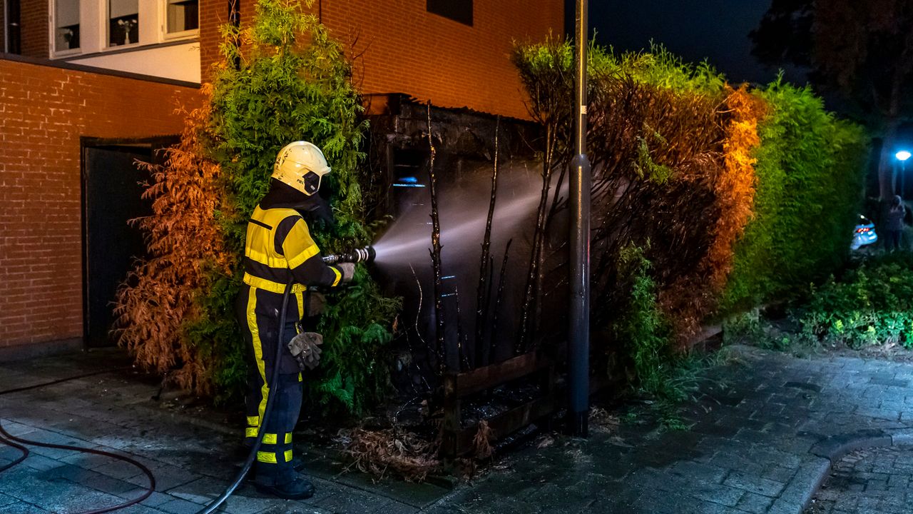 De brandweer blust weer een coniferenbrandje. (Foto: Marcel van Dorst / SQ Vision)