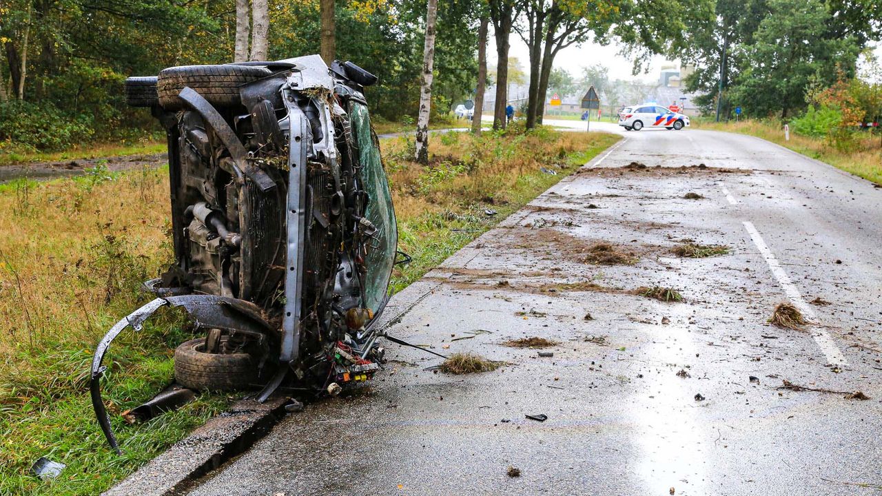 De bestuurder van de auto raakte zwaargewond (foto: Harrie Grijseels / SQ Vision).