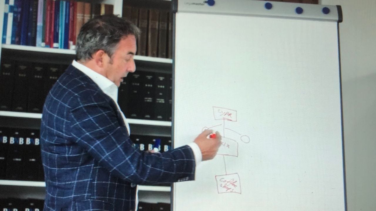 Broer Frans geeft uitleg over de kerstboom aan bv's die ze hebben (foto: screenshot documentaire) 