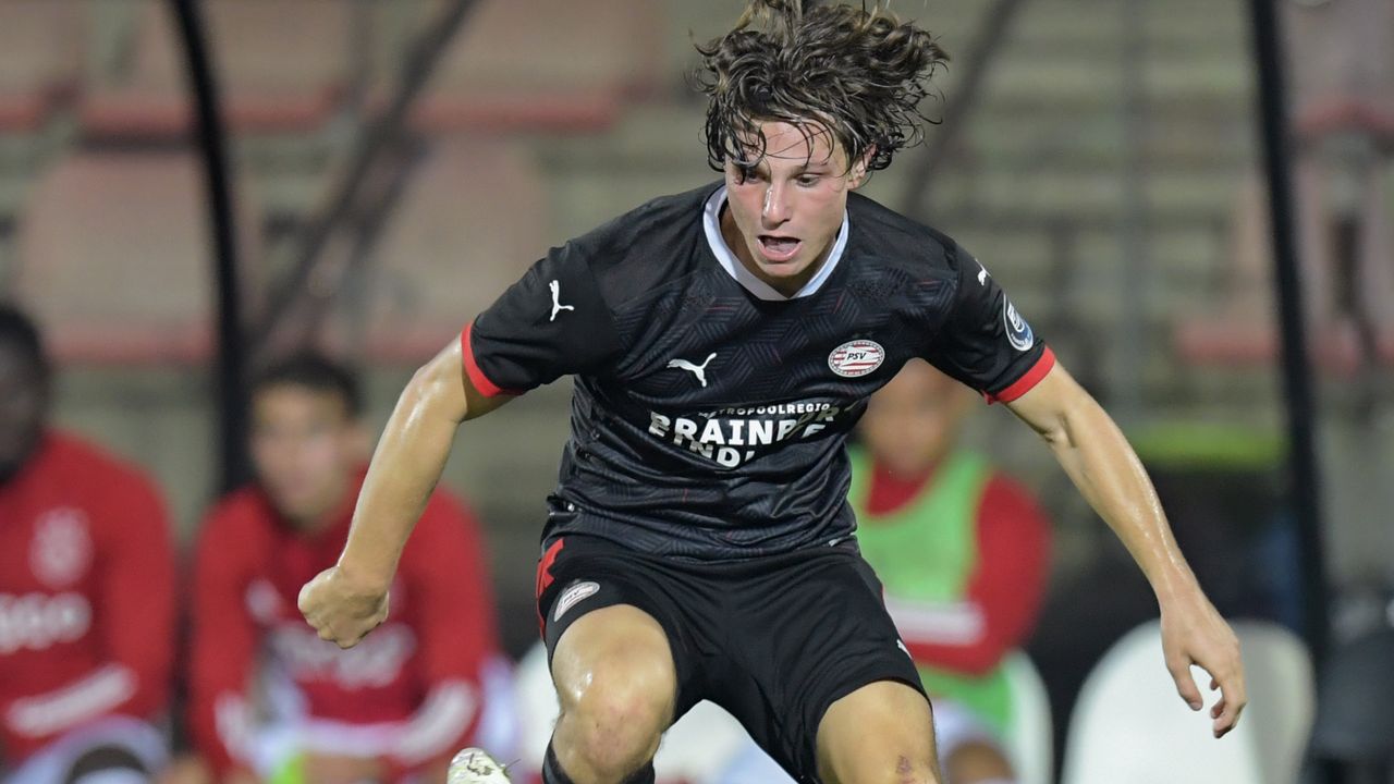 PSV'er Mees Krekels in duel (foto: OrangePictures).