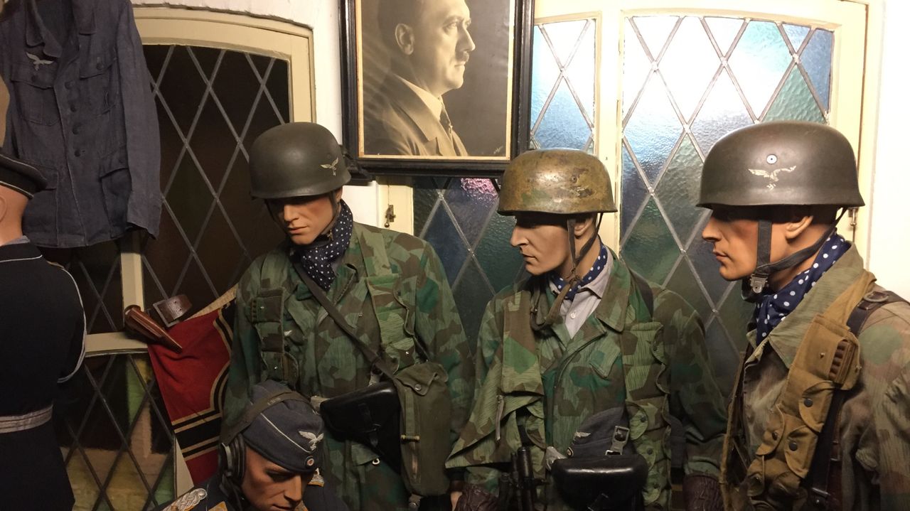 Poppen met helmen van fallschirmjäger (foto: Willem-Jan Joachems)
