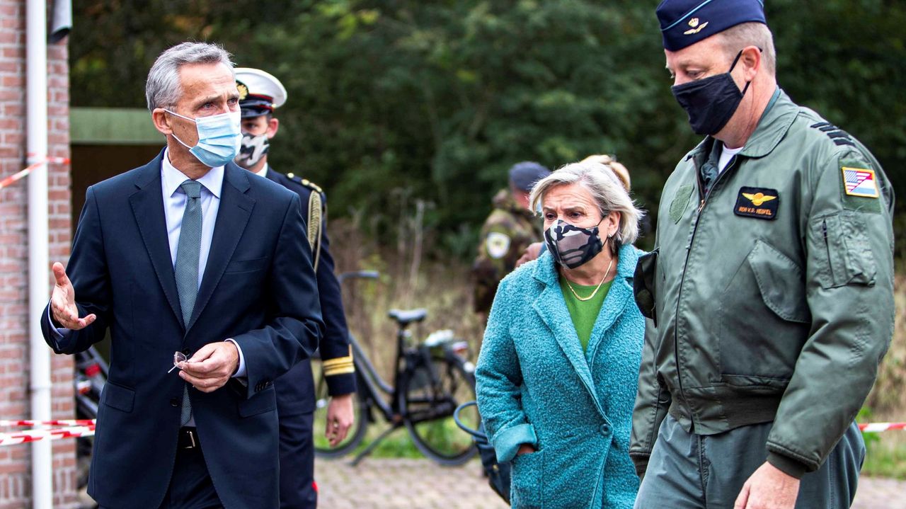 NAVO-topman Jens Stoltenberg (links) op de vliegbasis in Volkel (foto: NAVO).