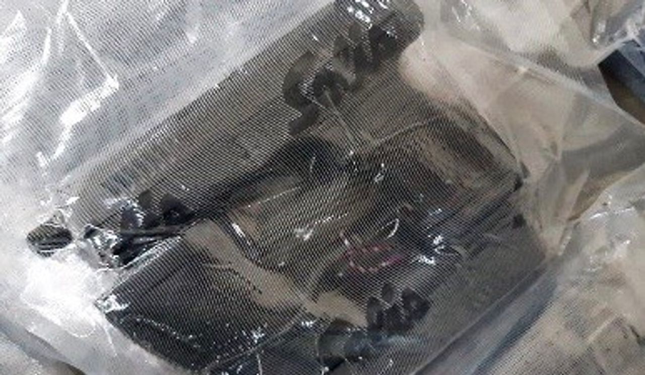 Een paar van de 21 pistolen die werden gevonden (foto: politie)