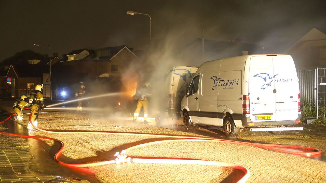 De brandweer bluste het vuur in Oss (foto: Gabor Heeres/SQ Vision).
