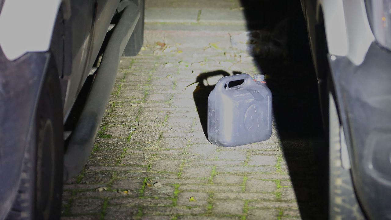 Deze jerrycan werd gevonden bij eerdere poging tot brandstichting (foto: Gabor Heeres/SQ Vision).