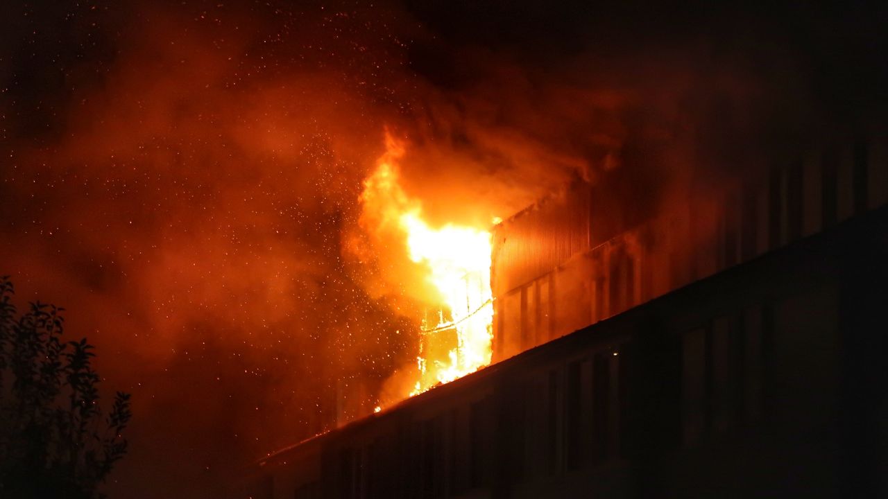 Ook de dakkapel stond in lichterlaaie (foto: Gabor Heeres/SQ Vision)