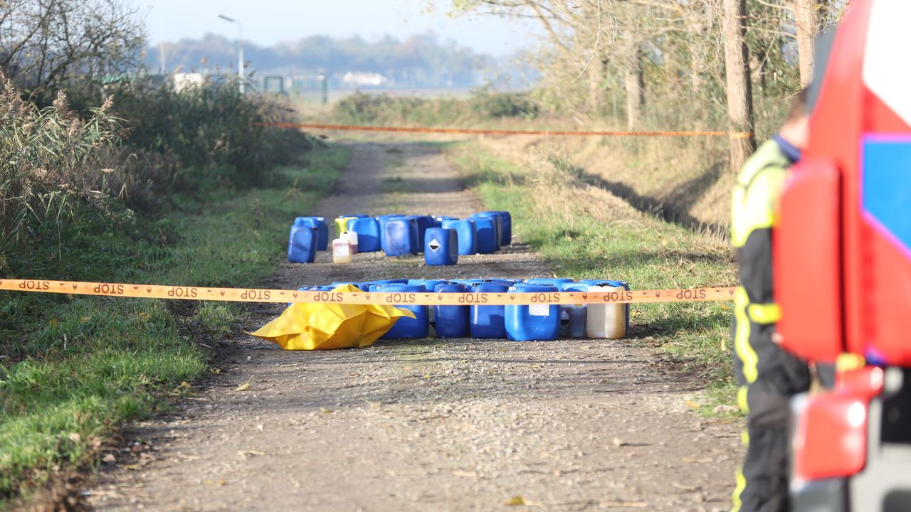 De brandweer controleerden de vaten (Foto: SQ Vision/Christian Traets). 