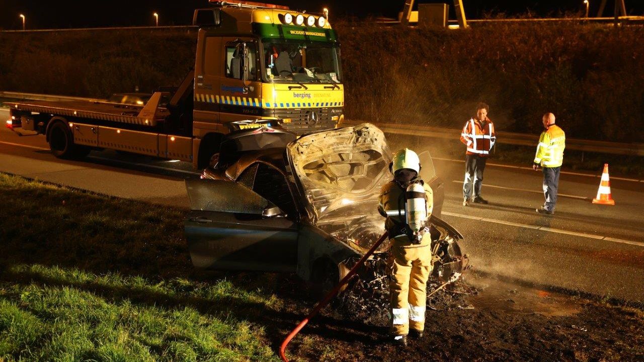 De auto brandde helemaal uit (foto: Bart Meesters/SQ Vision)