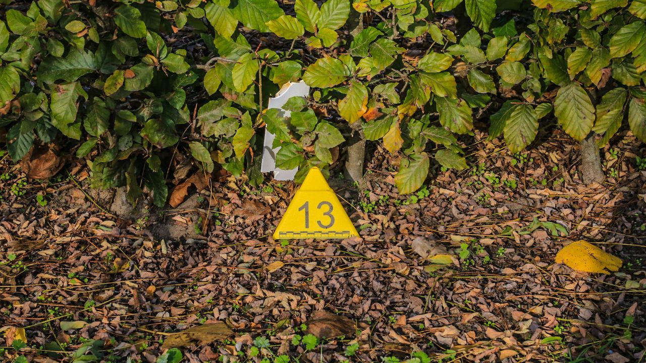 De sporen worden veiliggesteld na het vandalisme bij de coronateststraat in Beek en Donk (foto: Harrie Grijseels/SQ Vision).