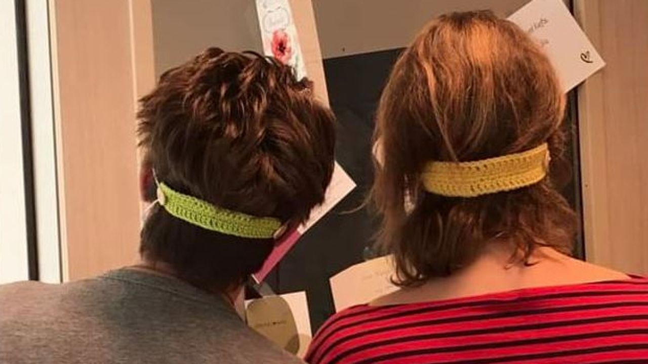 De gehaakte bandjes kunnen om het hoofd of om de nek gedragen worden. (Foto: Tamara Pas)