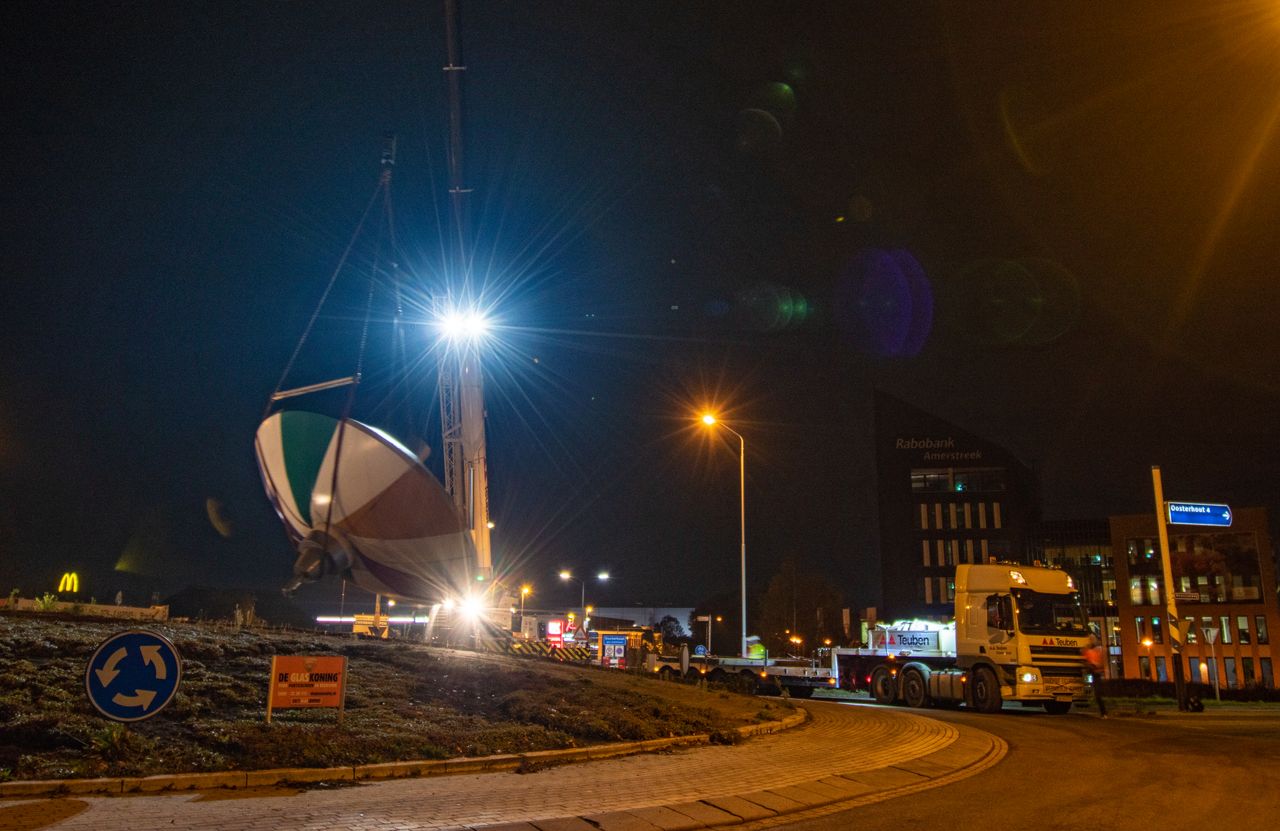 Het kunstwerk wordt van zijn plek getakeld (foto: Jim Janssens/Oosterbouwt).