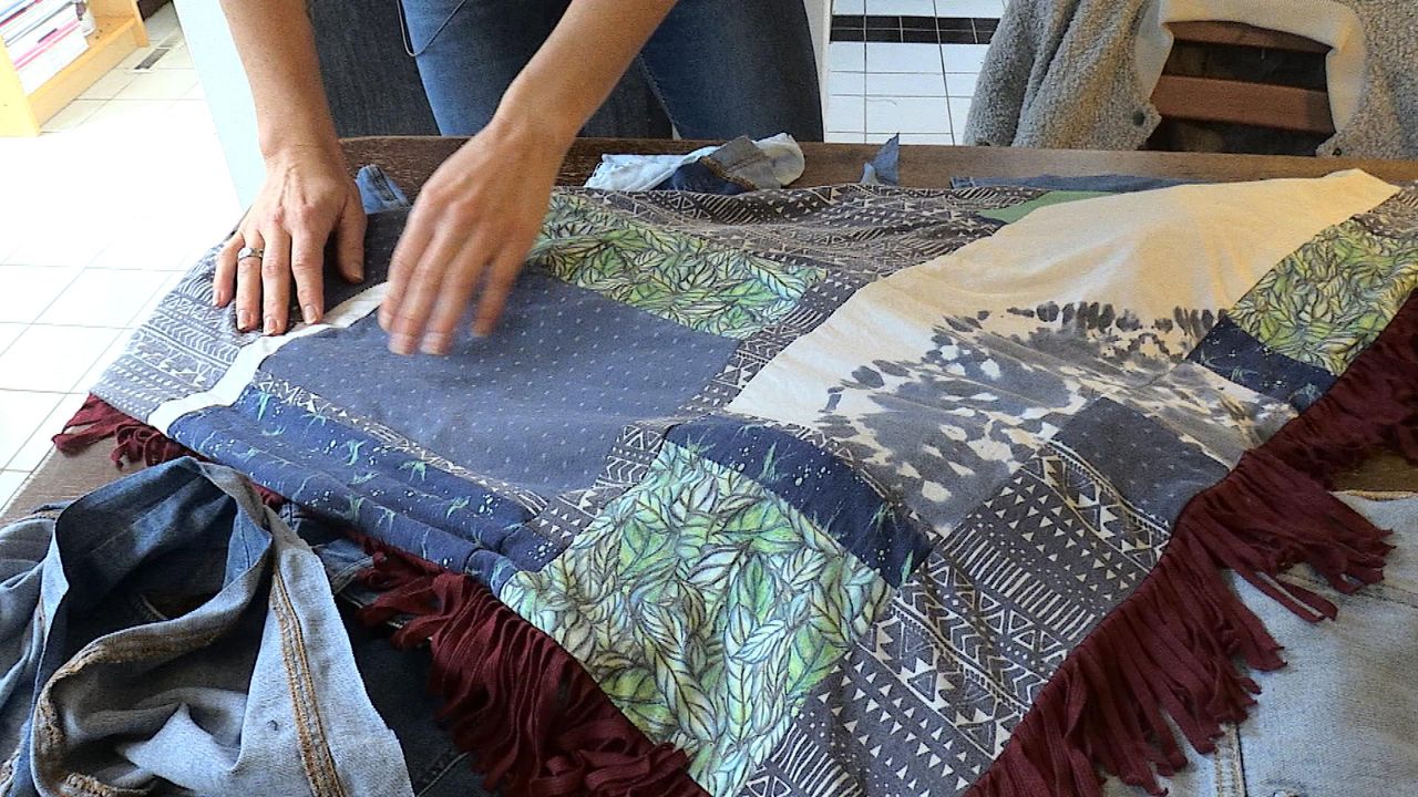 Marjolein maakte van oude rompertjes en leggings van haar kindjes deze sjaal.