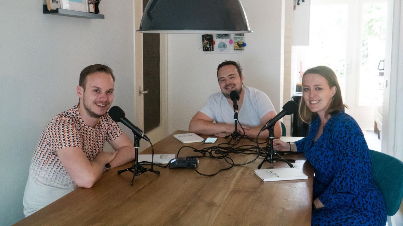 Vorig seizoen aan één tafel, dit seizoen begint Mark (midden) aan de podcast vanuit het buitenland.
