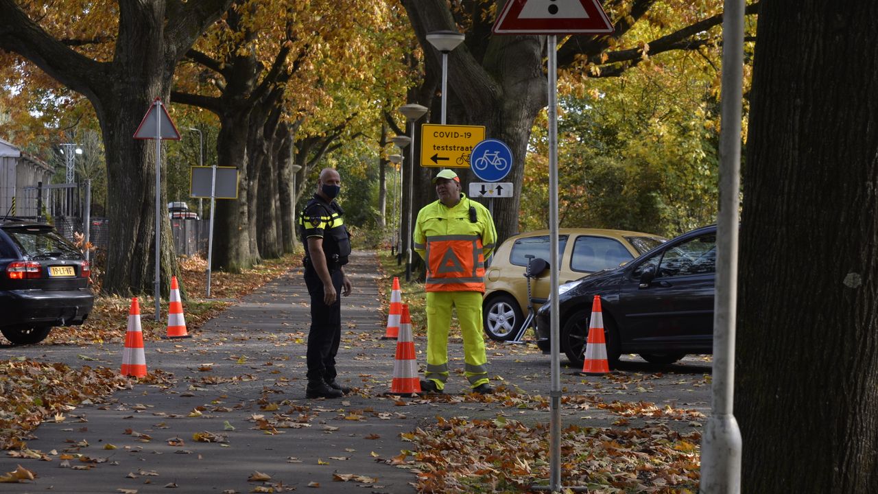 De politie bij de vernielde teststraat. (Foto: Perry Roovers/SQ Vision)