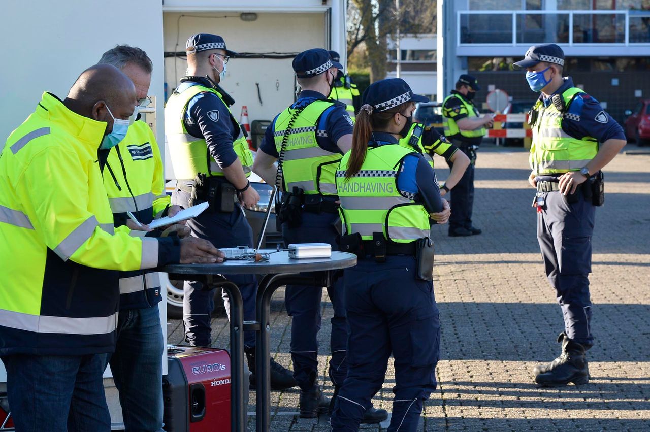 De politie hield een grote verkeerscontrole. Foto: Perry Roovers/SQ Vision.