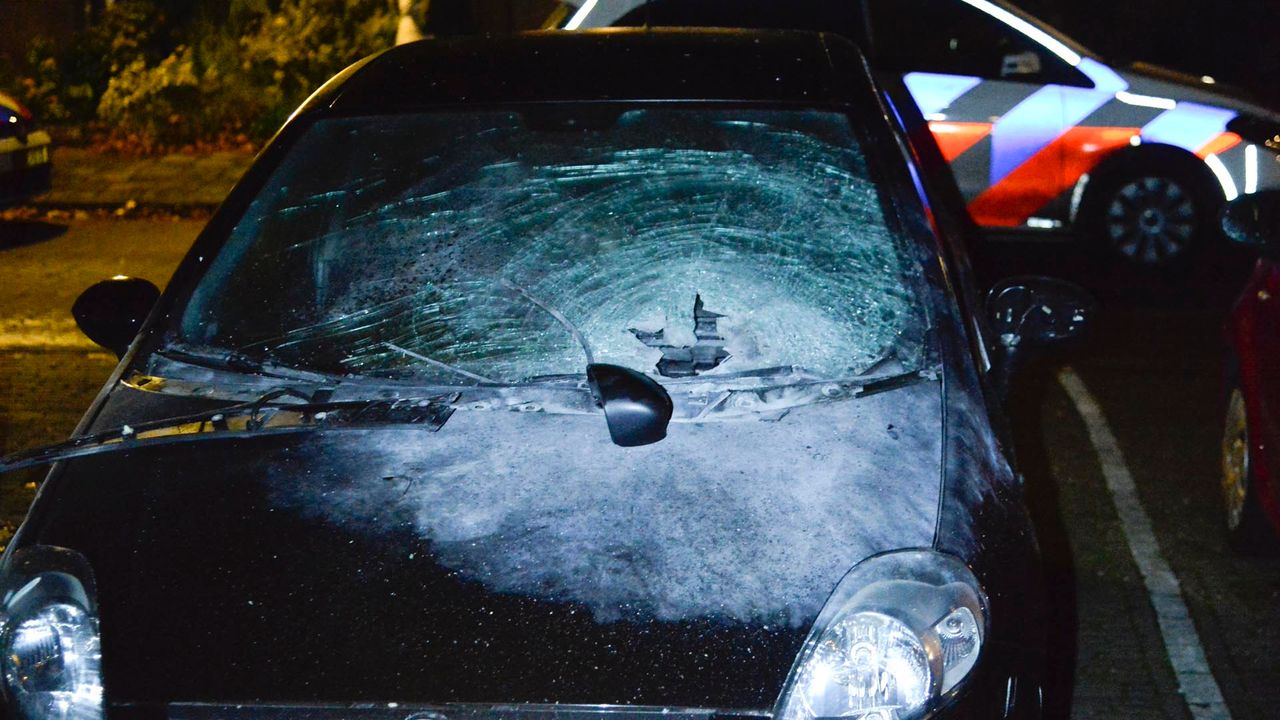 Eerder op de avond werd in de Elandstraat een auto beschadigd door vuurwerk (Foto: Perry Roovers/SQ Vision)