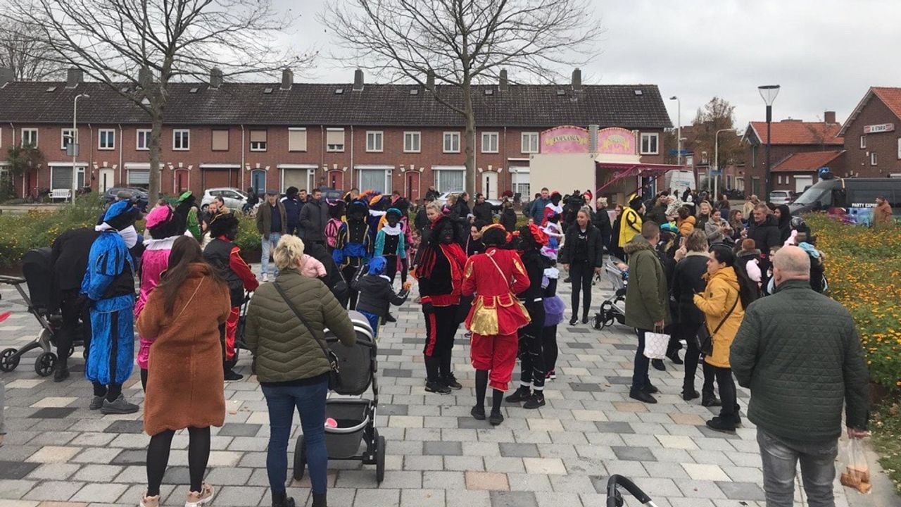 Vrijwel niemand hield afstand (foto: Raymond Merkx).