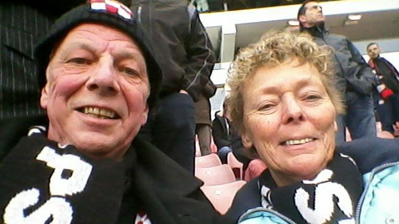 PSV-fan Koos met zijn vrouw in het stadion (foto: Koos van der Breggen).