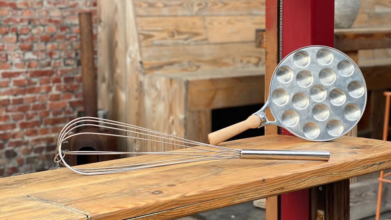 Voor wie nog een garde of poffertjespan zoekt: ook die gaan in de verkoop (foto: Jaap van Ham) 