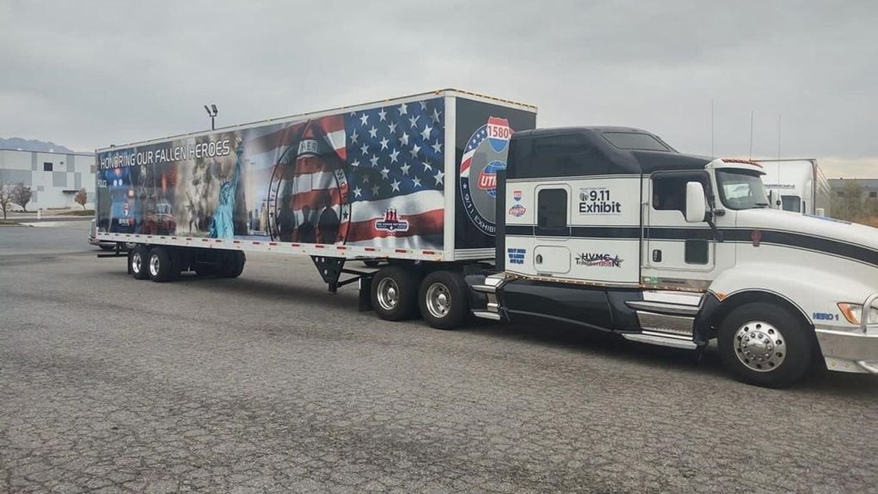 Deze vrachtwagen gaat Daans bouwwerk ophalen. (foto: Daan van der Steijn).
