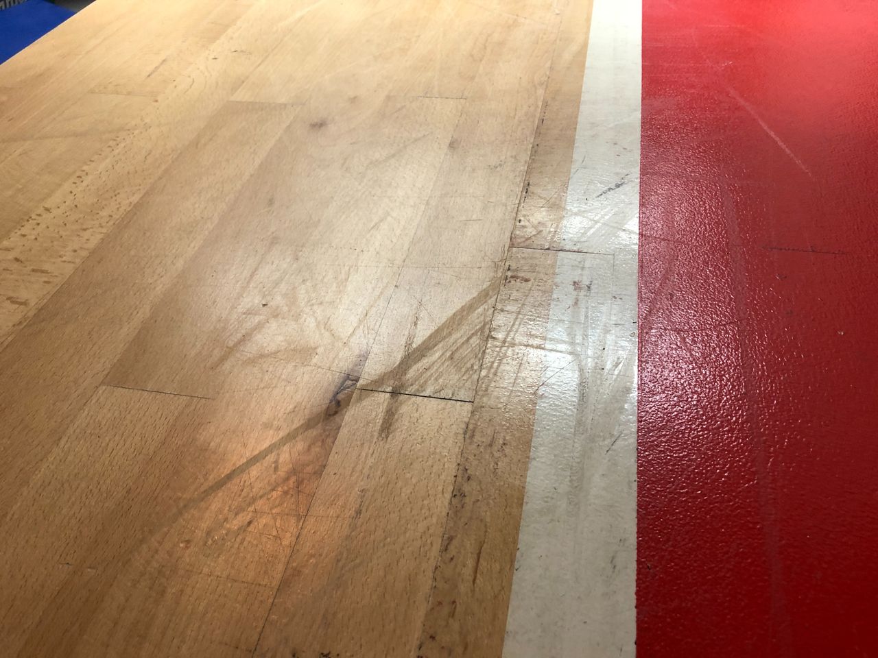 De afdrukken en vegen staan nog op de vloer (foto: Rogier van Son).