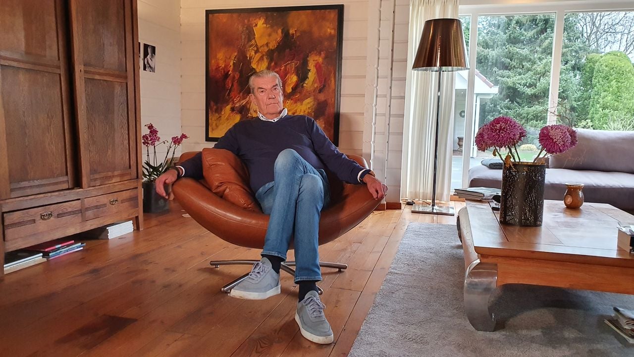 Kees Ploegsma in de krant met zijn vriend Harry van Raaij (foto: Collin Beijk).