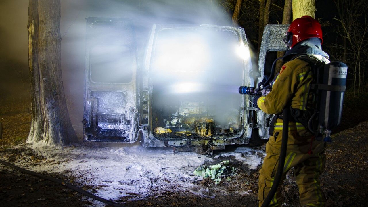 De brandweer probeert het busje te blussen (foto: Walter van Bussel/SQ Vision Mediaprodukties).