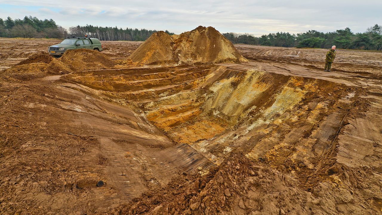 Gedurende de middag werd er een kuil van vier meter diep gegraven.