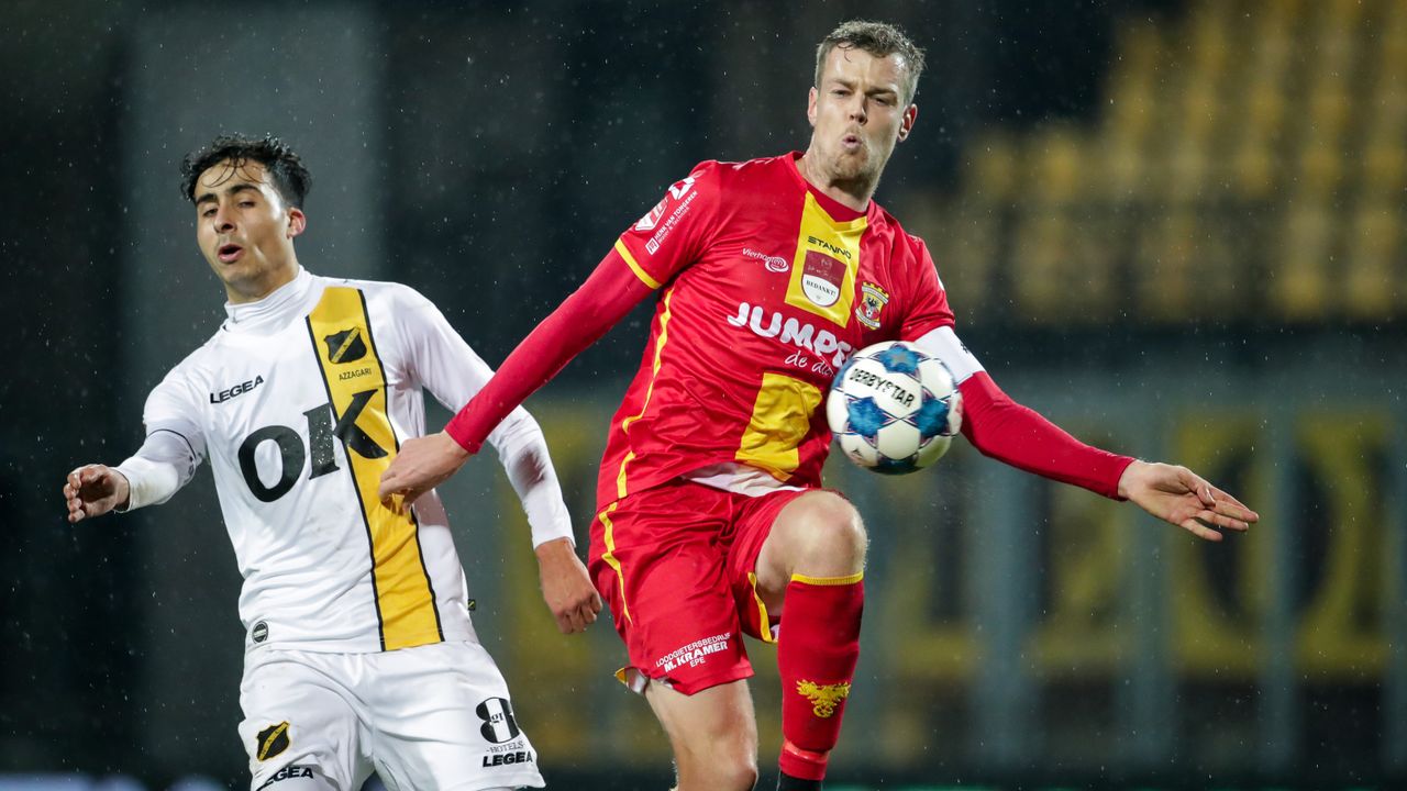 NAC-speler Yassine Azzagire (l.) in duel met Jeroen Veldmate (Foto: Orange Pictures). 