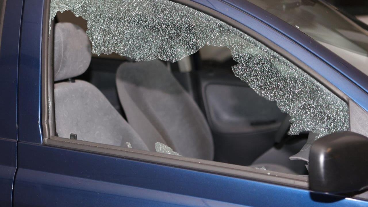 Een van de ingeslagen autoruiten (foto: Bart Meesters/SQ Vision).