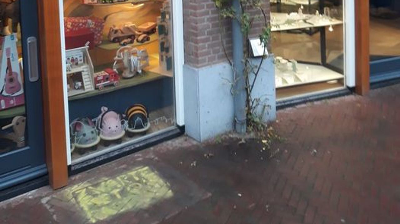 Ook bij Hout-Doe op de stoep is de leus gekalkt (foto: via Facebook)
